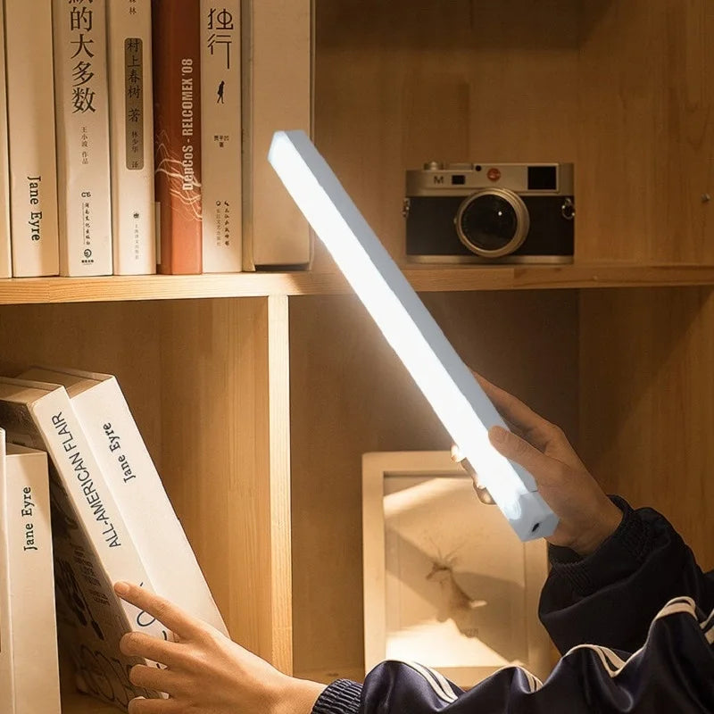 Barra de luz LED inalámbrica con sensor de movimiento, recargable y magnética.
