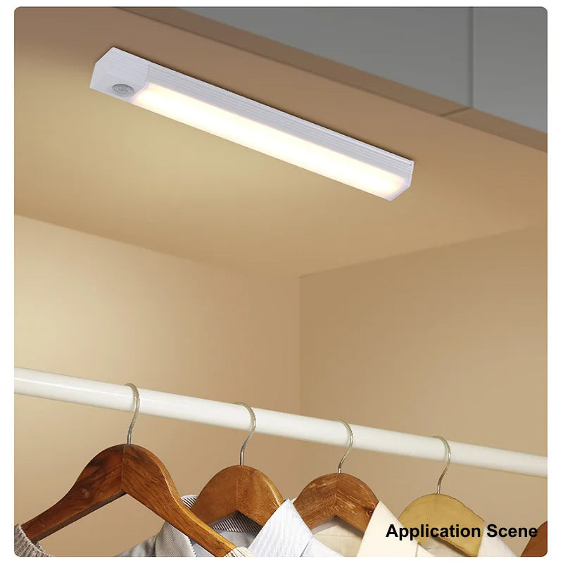 Barra de luz LED inalámbrica con sensor de movimiento, recargable y magnética.