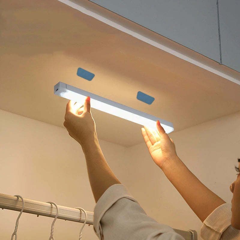 Barra de luz LED inalámbrica con sensor de movimiento, recargable y magnética.