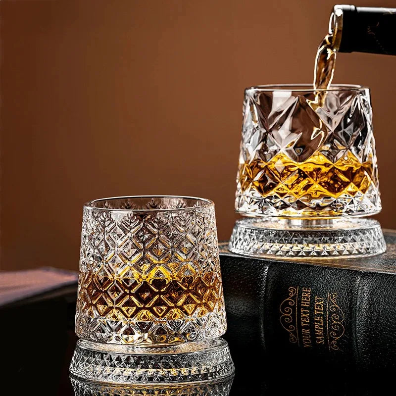 Vasos de whisky giratorios.